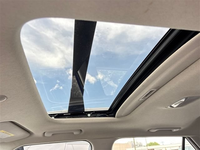Used 2023 Hyundai Venue SEL FWD image 23