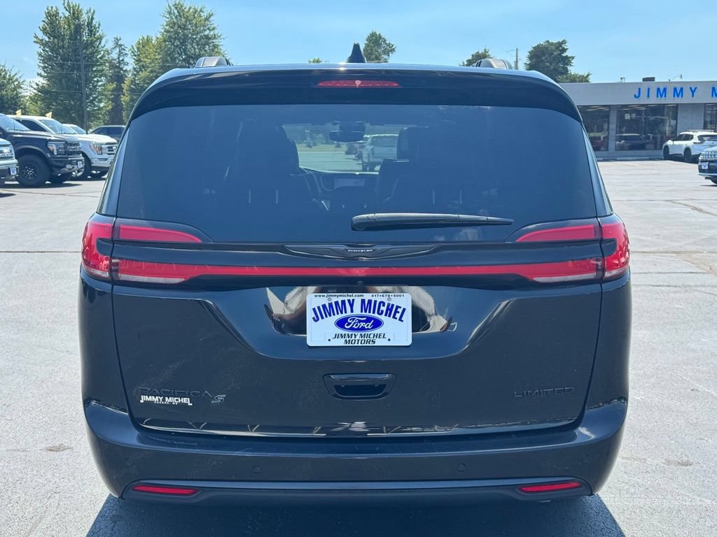 Used 2025 Chrysler Pacifica Limited FWD image 25