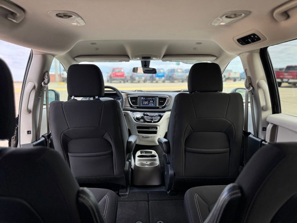 Used 2022 Chrysler Voyager LX image 37