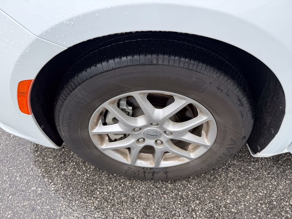 Used 2024 Chrysler Pacifica Touring-L FWD image 32