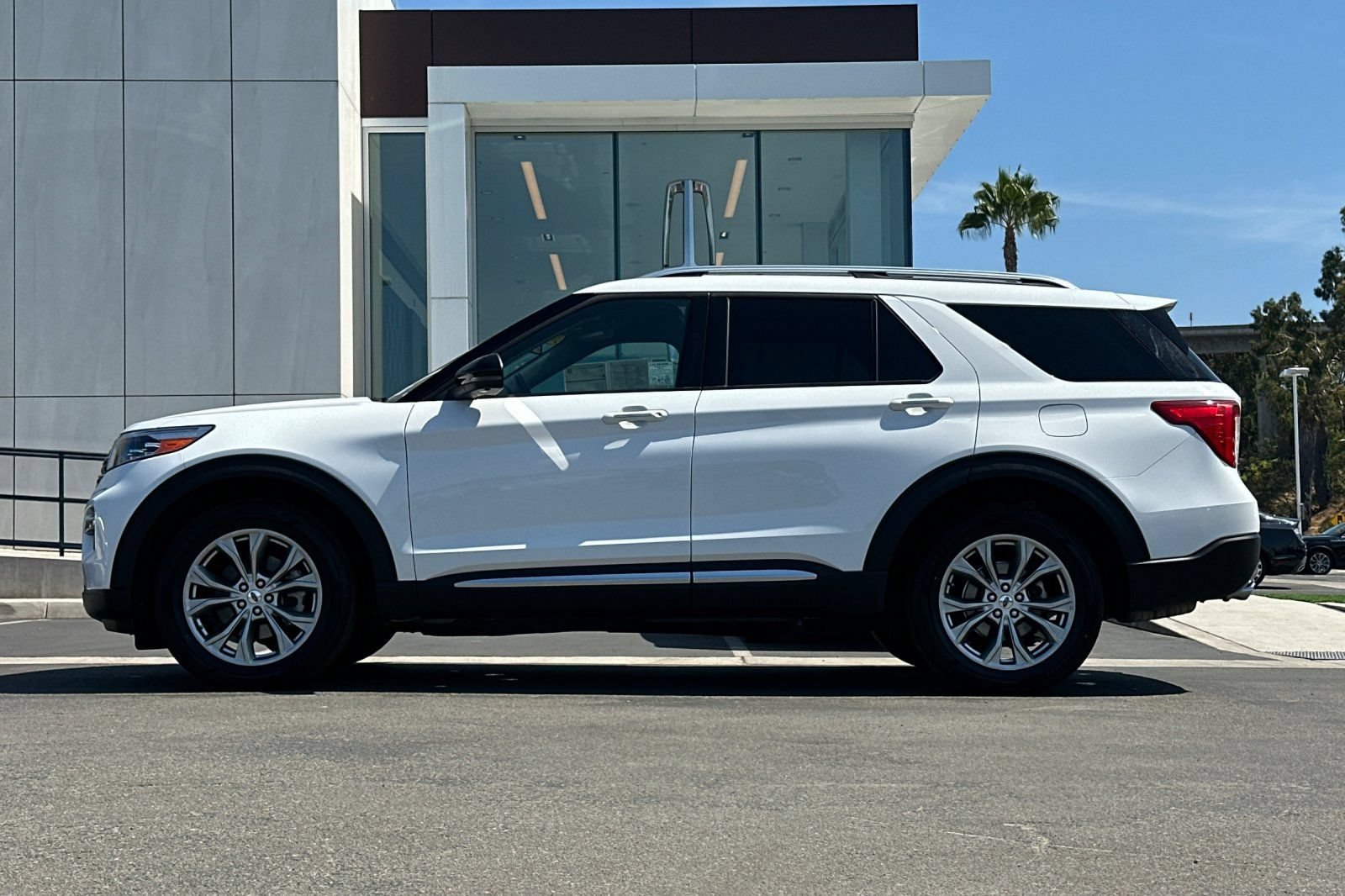 Certified 2023 Ford Explorer Limited w/ Equipment Group 301A AWD/4WD image 6