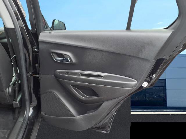 Used 2022 Chevrolet Trax LT w/ LT Convenience Package image 12