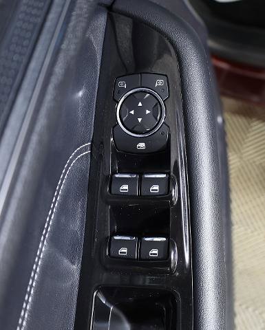 Certified 2019 Ford Edge Titanium w/ Equipment Group 301A image 18