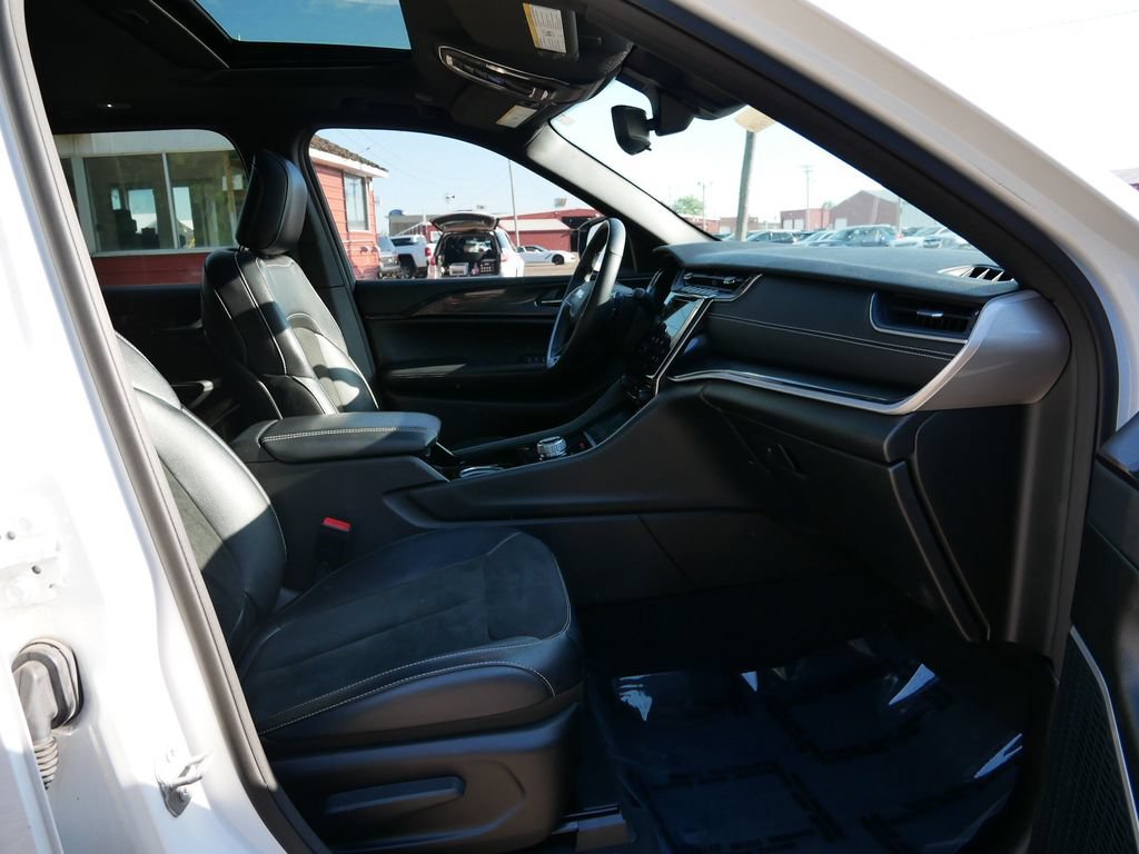 Used 2022 Jeep Grand Cherokee Altitude AWD/4WD image 8