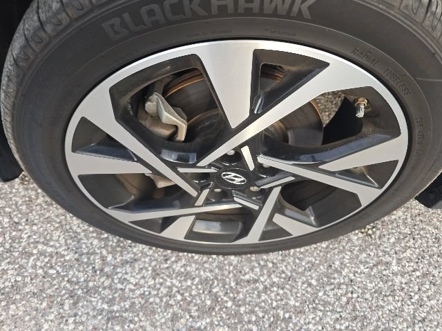 Used 2022 Hyundai Kona Limited w/ Cargo Package FWD image 7