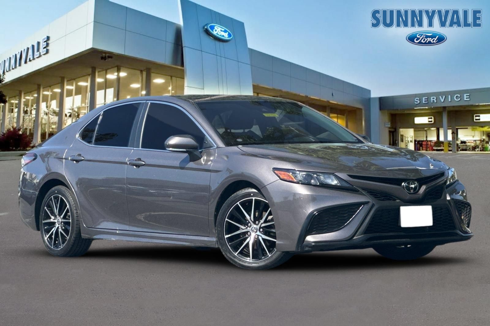 Used 2022 Toyota Camry SE FWD image 1