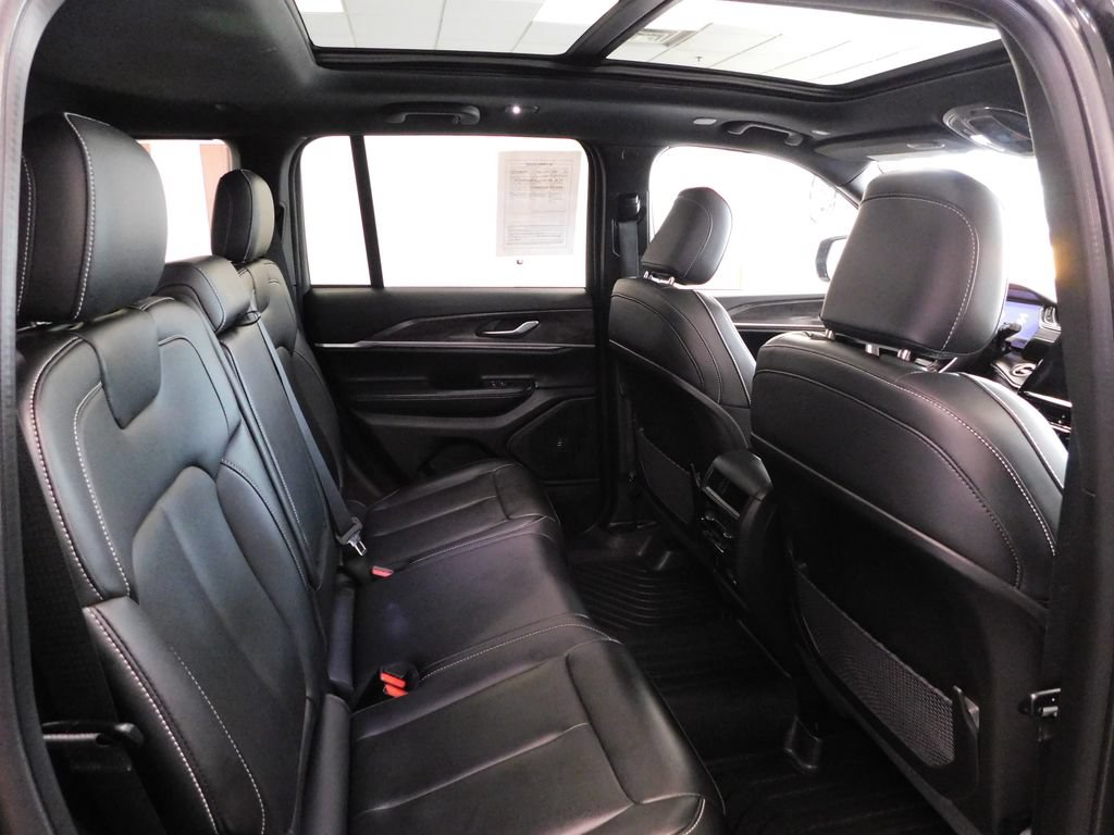 Used 2024 Jeep Grand Cherokee Limited w/ Black Appearance Package AWD/4WD image 38