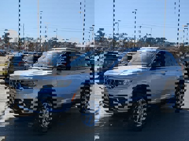 Used 2024 Jeep Grand Cherokee Laredo X image 6