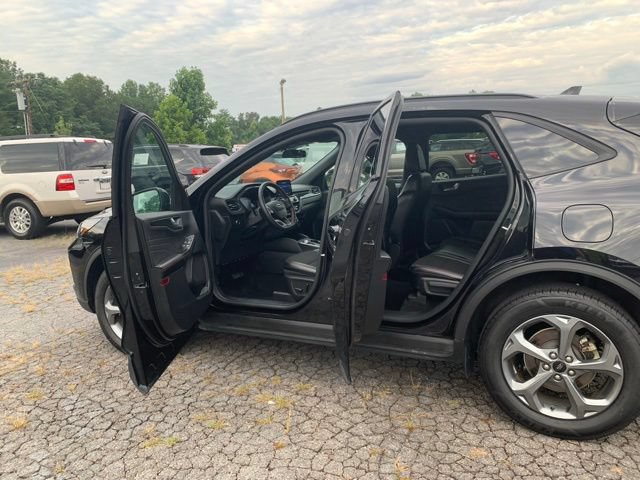 Certified 2025 Ford Escape ST-Line Select AWD/4WD image 17