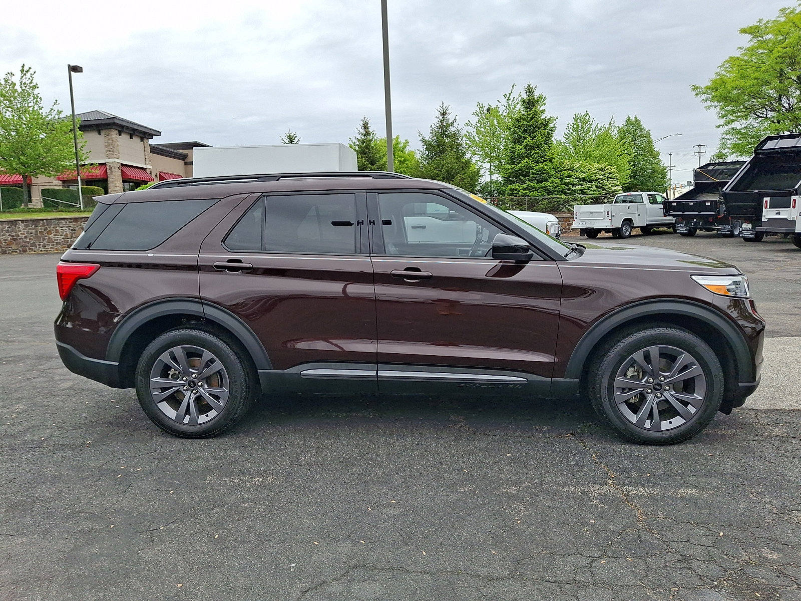 Certified 2022 Ford Explorer XLT w/ Equipment Group 202A AWD/4WD image 5