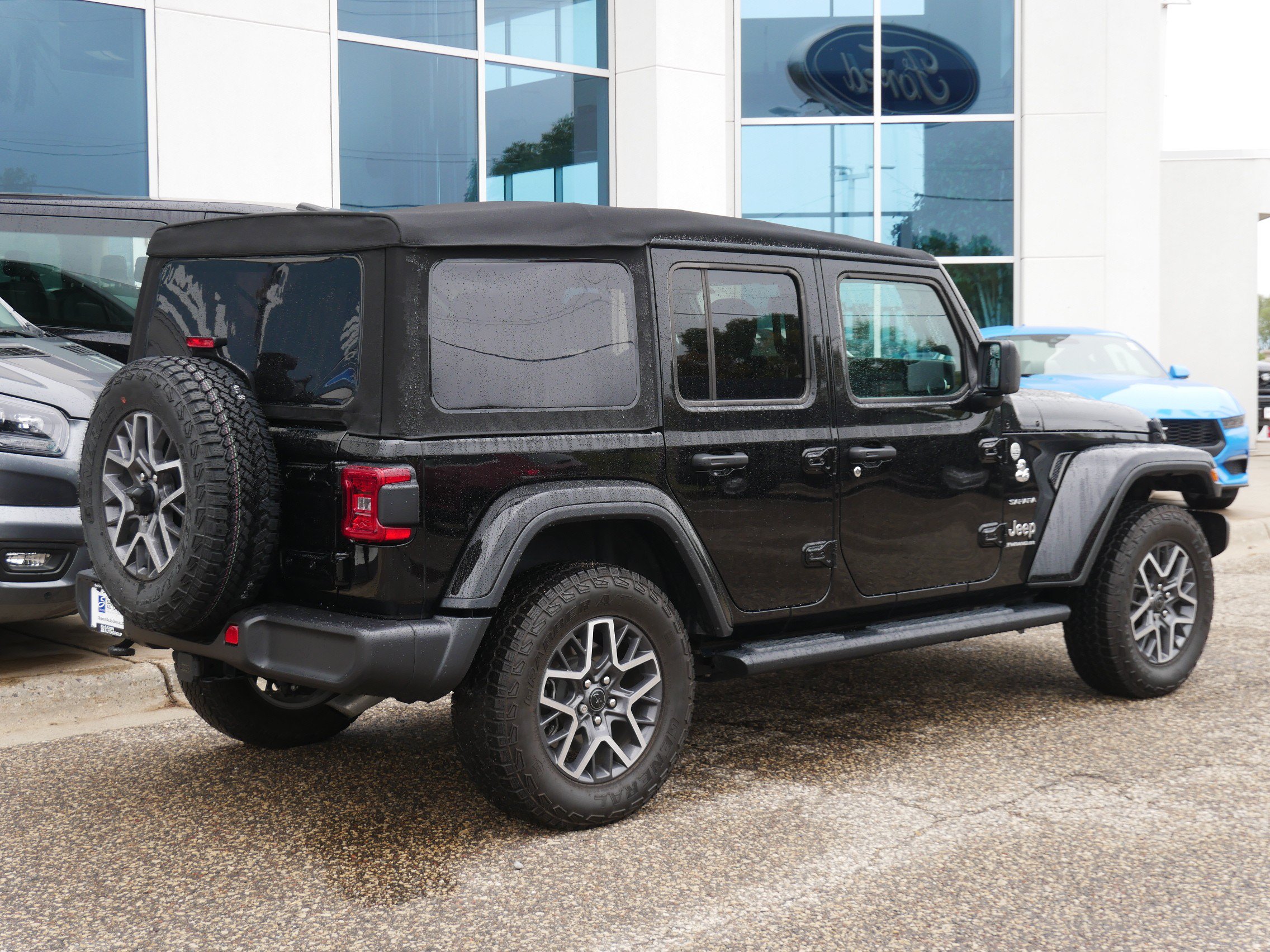 Used 2024 Jeep Wrangler Unlimited Sahara AWD/4WD image 3