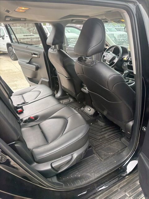 Used 2024 Toyota Highlander XLE AWD/4WD image 24