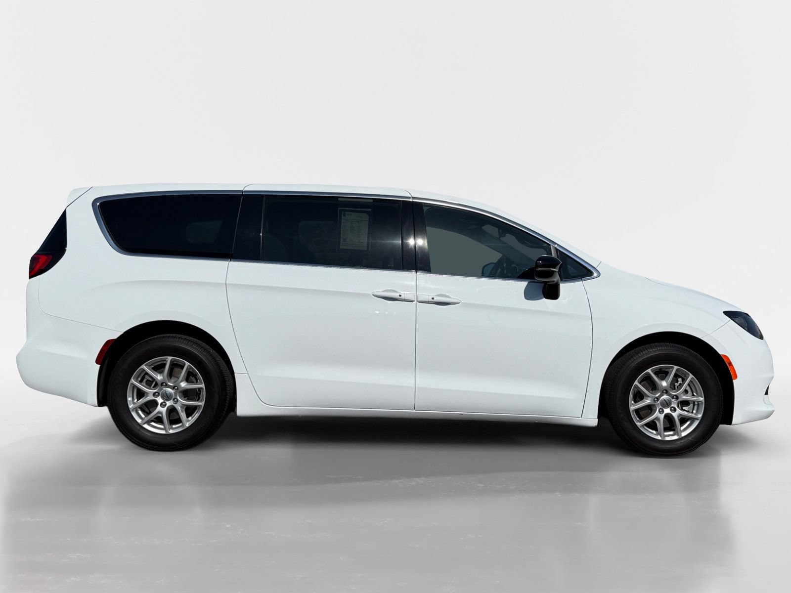 Used 2025 Chrysler Voyager LX FWD image 8