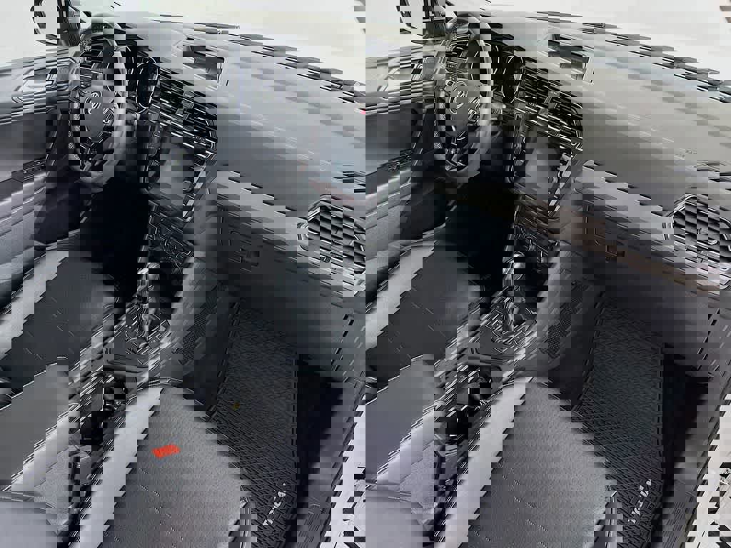 Used 2021 Volkswagen Tiguan SE image 32