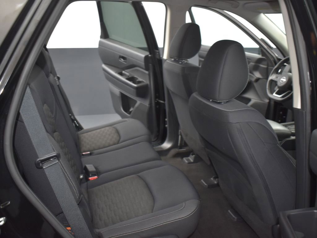 Used 2024 Nissan Pathfinder S image 14