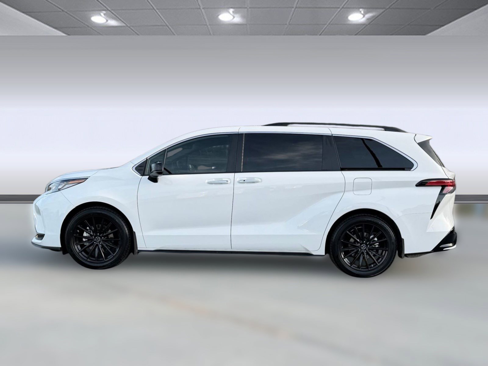 Used 2021 Toyota Sienna XSE w/ XSE Plus Package image 2