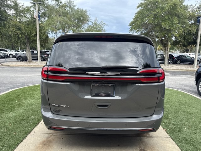 Used 2022 Chrysler Pacifica Touring-L FWD image 3