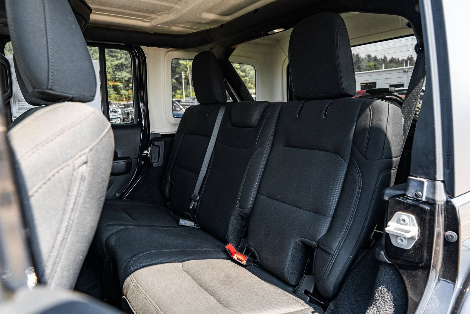 Used 2019 Jeep Wrangler Unlimited Sahara AWD/4WD image 18