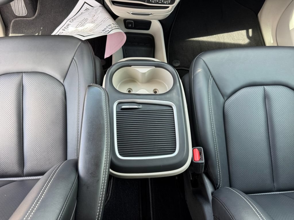 Used 2024 Chrysler Pacifica Touring-L FWD image 15