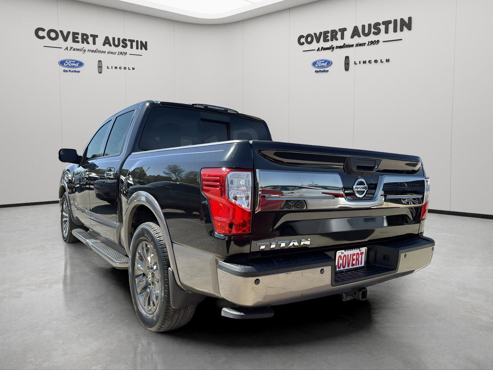 Used 2017 Nissan Titan Platinum Reserve image 2