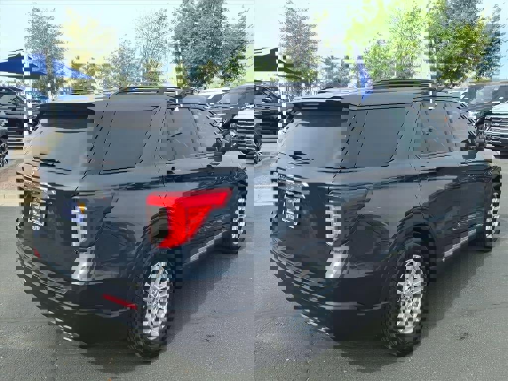 Certified 2022 Ford Explorer XLT w/ Equipment Group 202A image 5