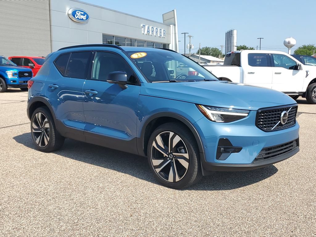 Used 2023 Volvo XC40 B5 Plus w/ Driver Assist Package AWD/4WD image 3