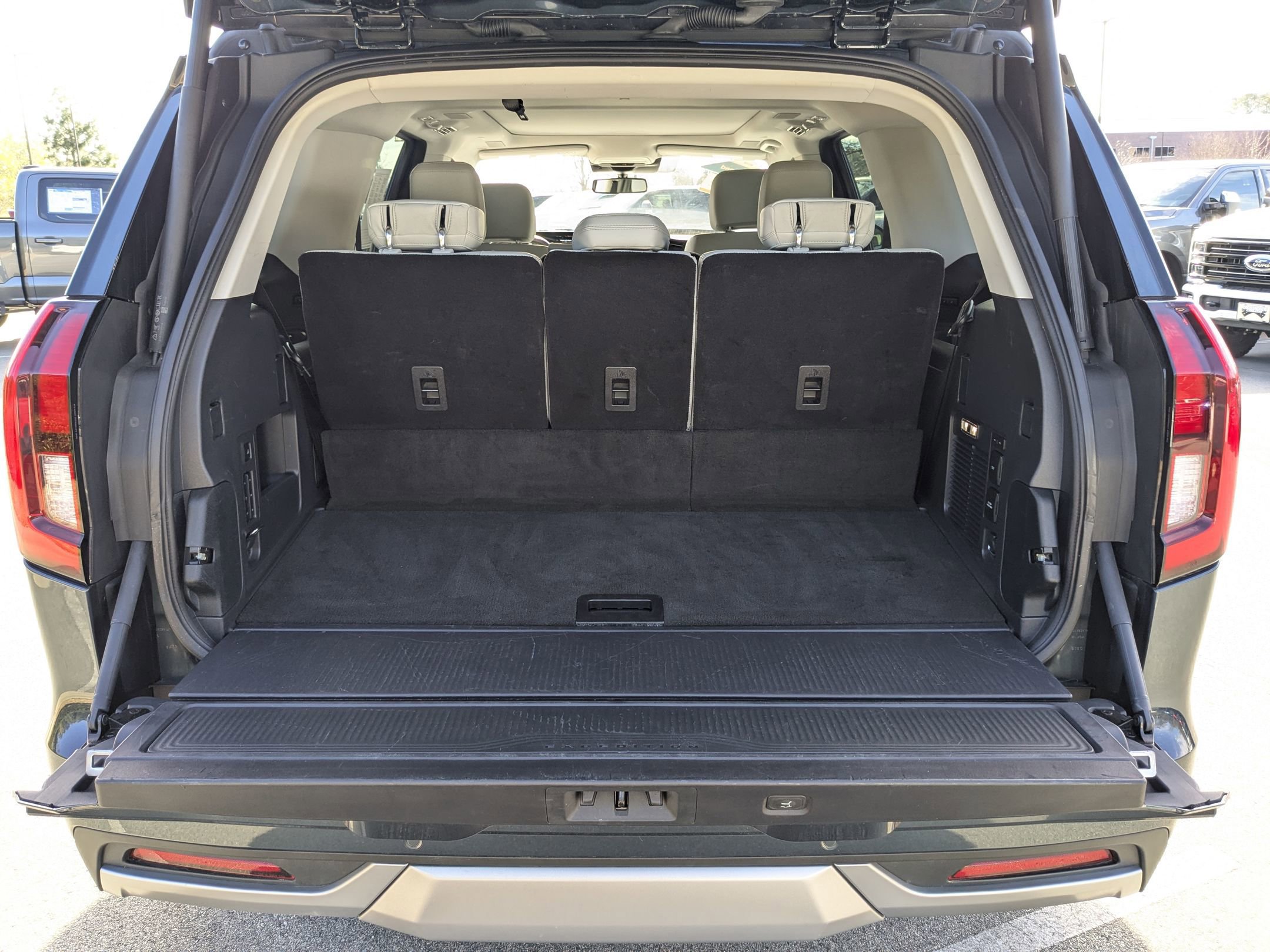 Certified 2025 Ford Expedition Platinum w/ Platinum Ultimate Package image 33