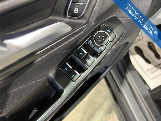 Certified 2025 Ford Escape SE w/ Class II Trailer Tow Package image 12