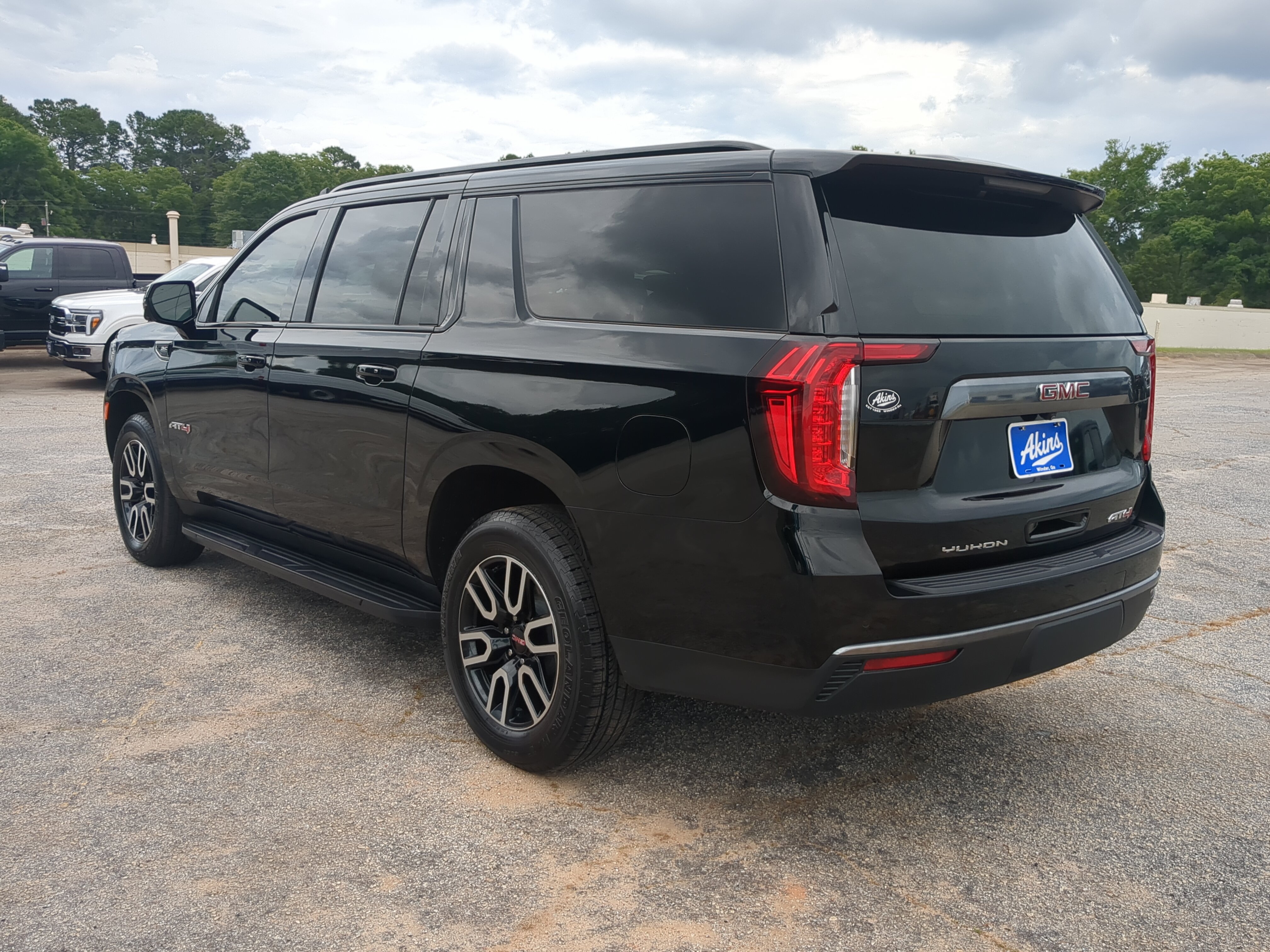 Used 2024 GMC Yukon XL AT4 w/ Technology Package AWD/4WD image 5
