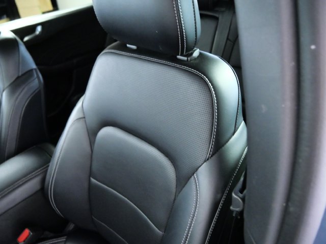 Certified 2025 Ford Escape Platinum AWD/4WD image 17