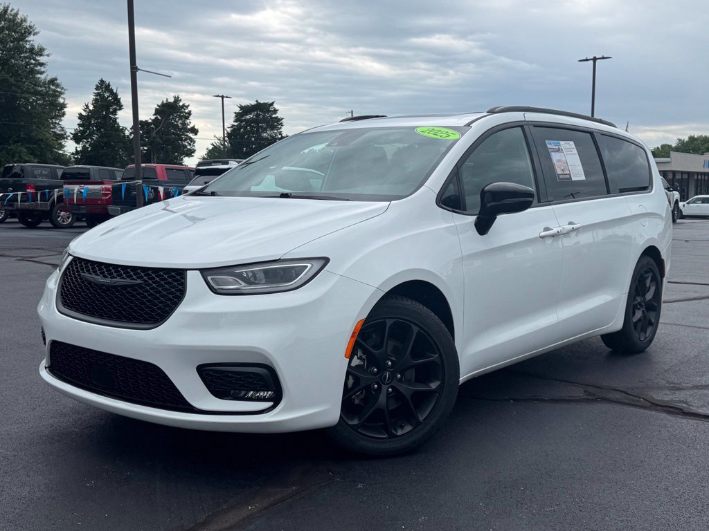 Used 2025 Chrysler Pacifica Limited FWD image 30