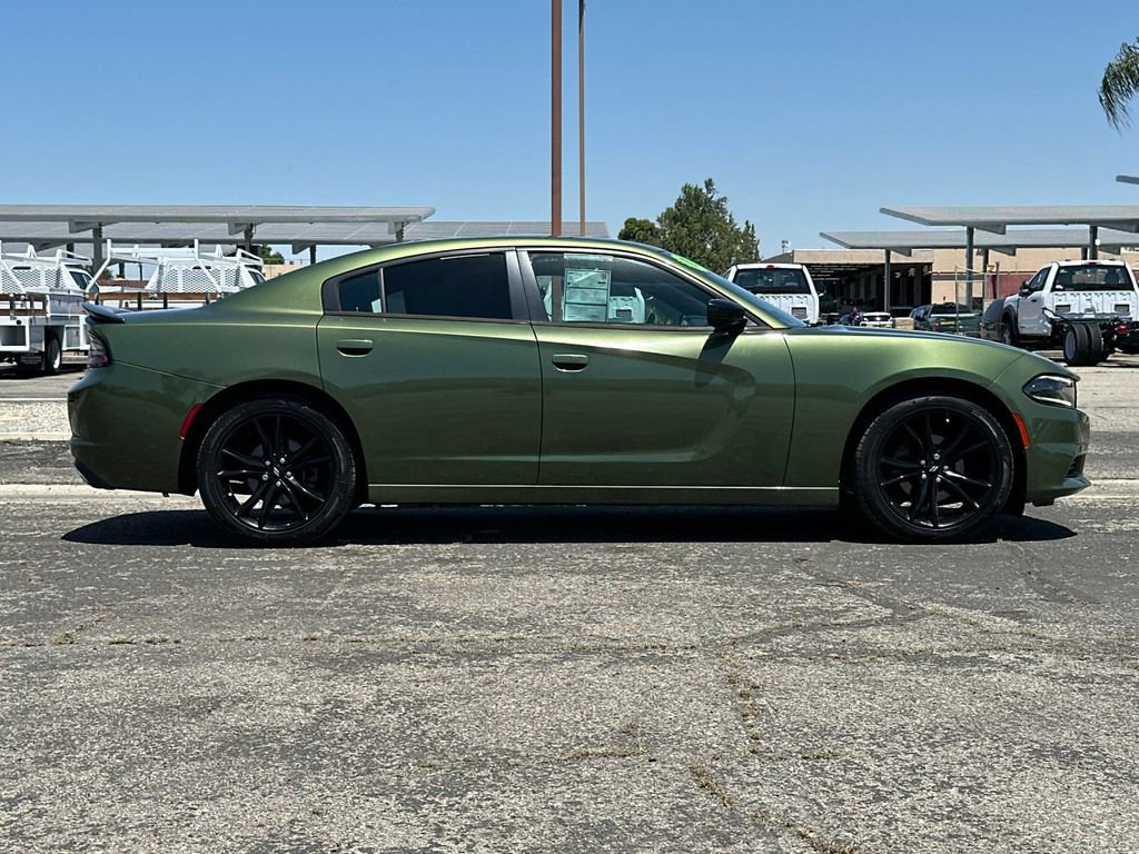 Used 2018 Dodge Charger SXT w/ Blacktop Package RWD image 2
