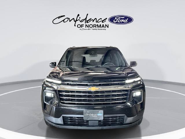 Used 2025 Chevrolet Traverse LT FWD image 2