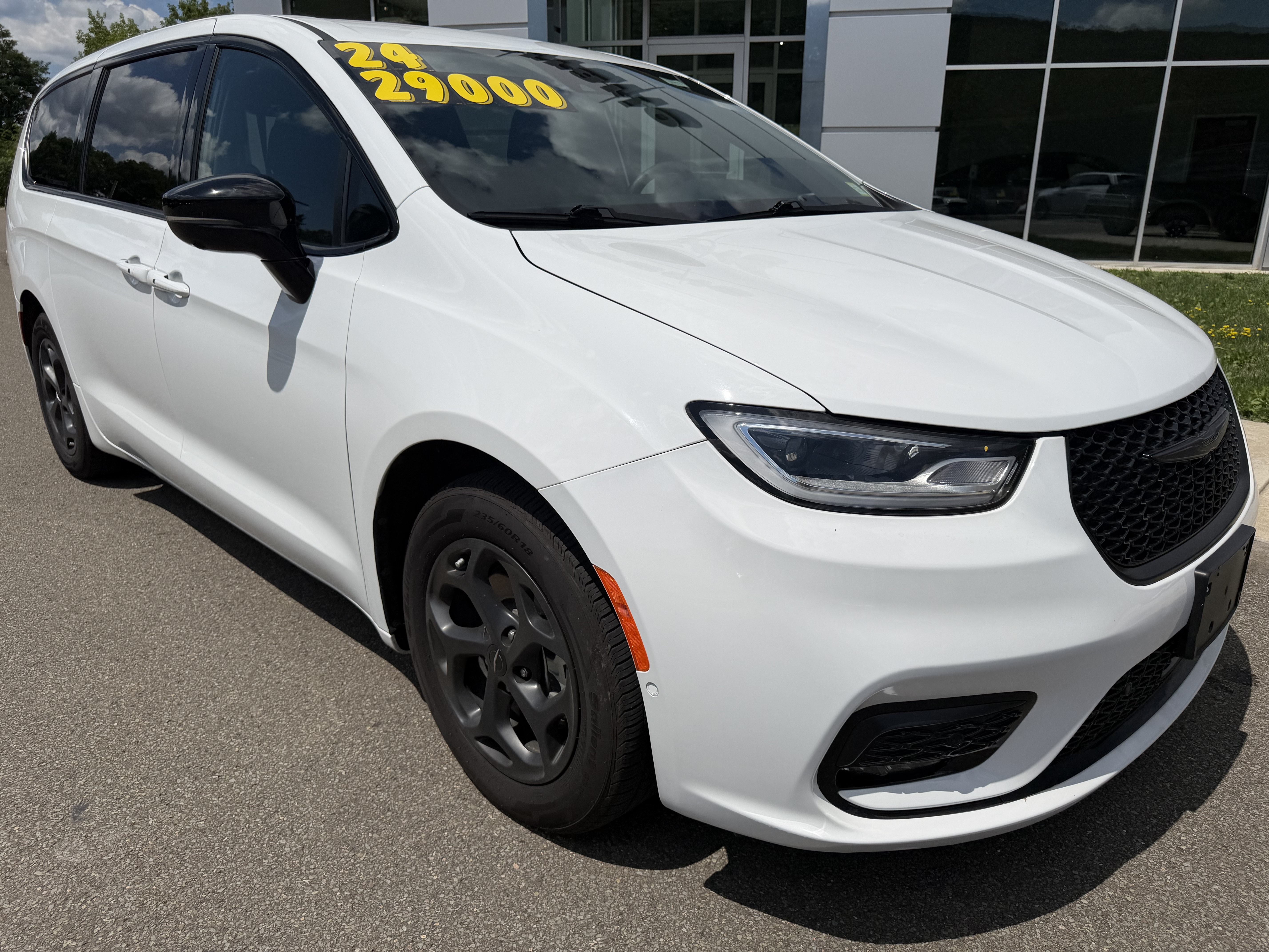 Used 2024 Chrysler Pacifica Limited FWD image 4