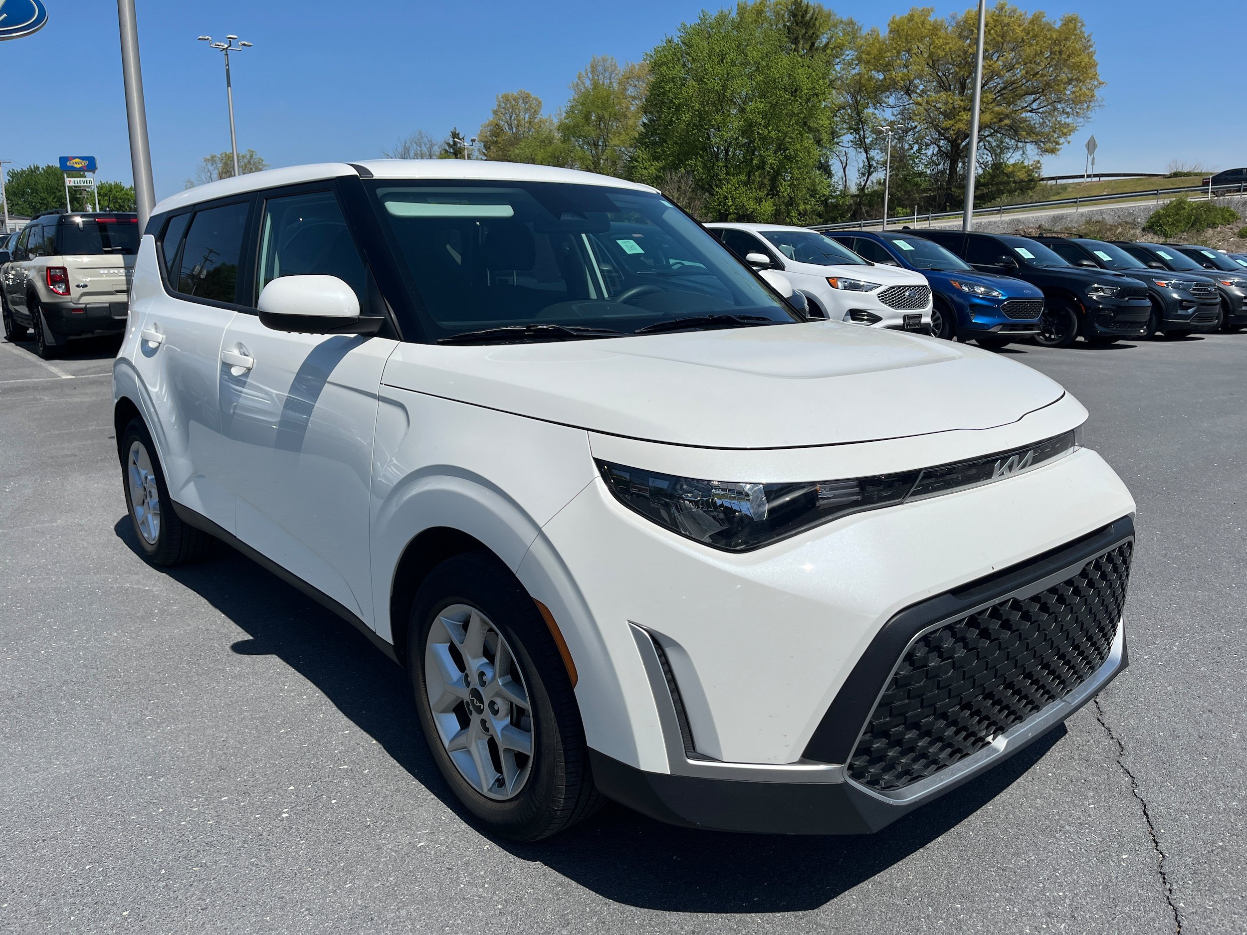 Used 2023 Kia Soul LX w/ Option Group 015 FWD image 3