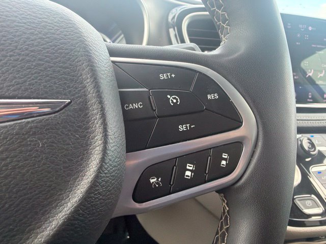 Used 2023 Chrysler Pacifica Touring-L FWD image 15