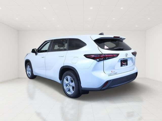 Used 2024 Toyota Highlander LE AWD/4WD image 4