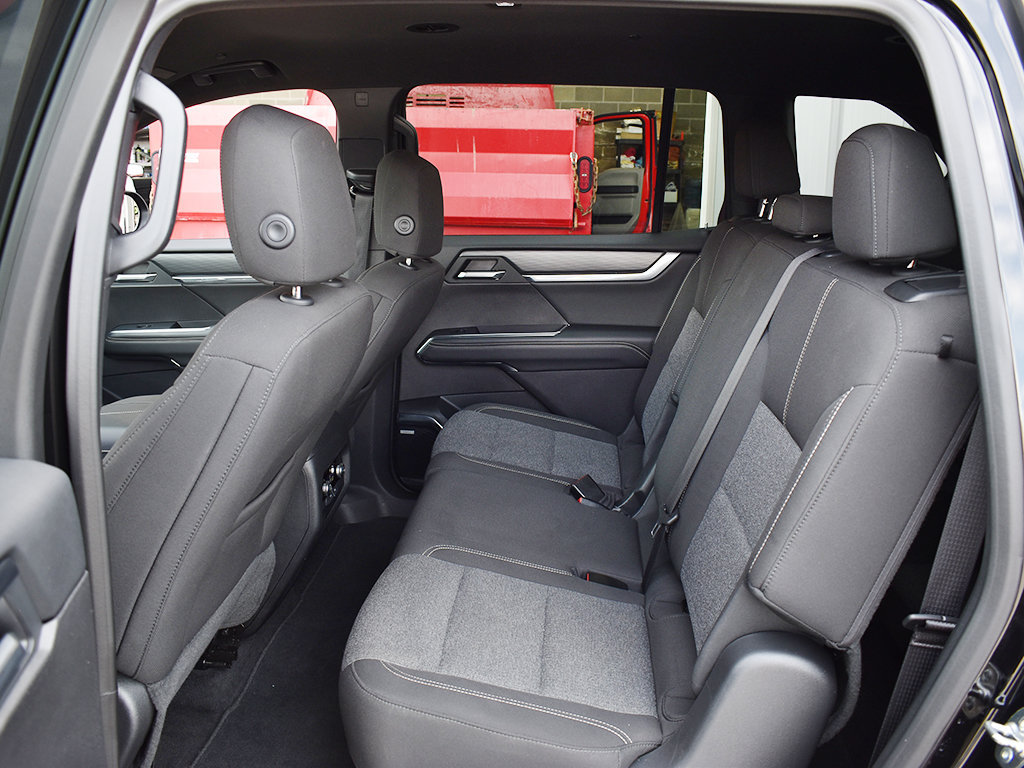 Used 2025 GMC Acadia Elevation AWD/4WD image 6