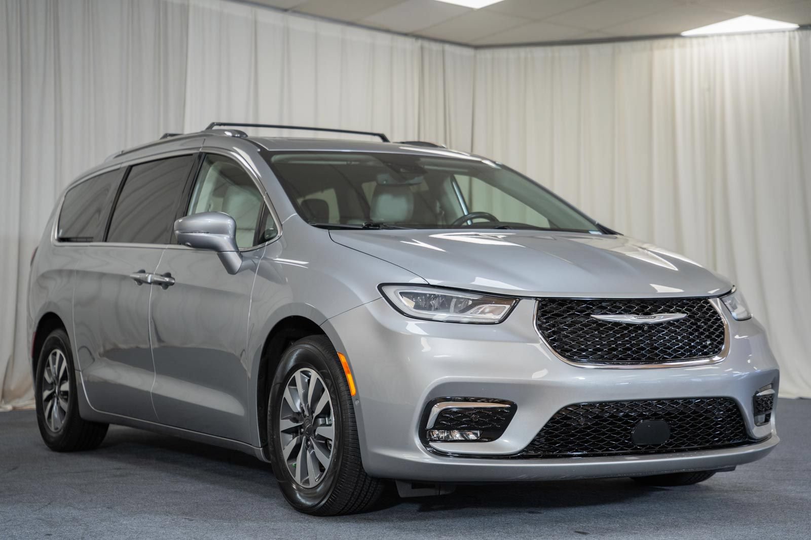 Used 2021 Chrysler Pacifica Touring-L w/ Uconnect Theater Family Group FWD video 1