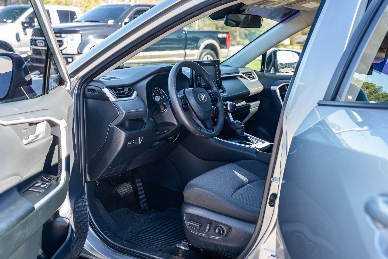 Used 2020 Toyota RAV4 XLE image 18