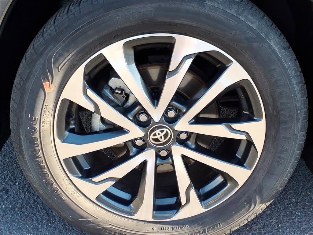 Used 2023 Toyota Corolla Cross XLE image 7