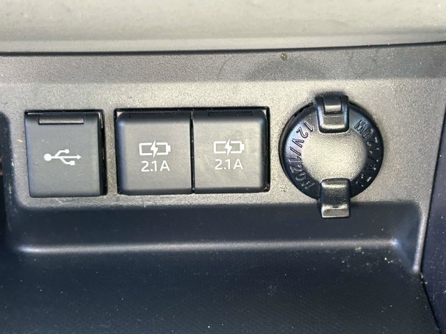 Used 2021 Toyota Highlander LE FWD image 25