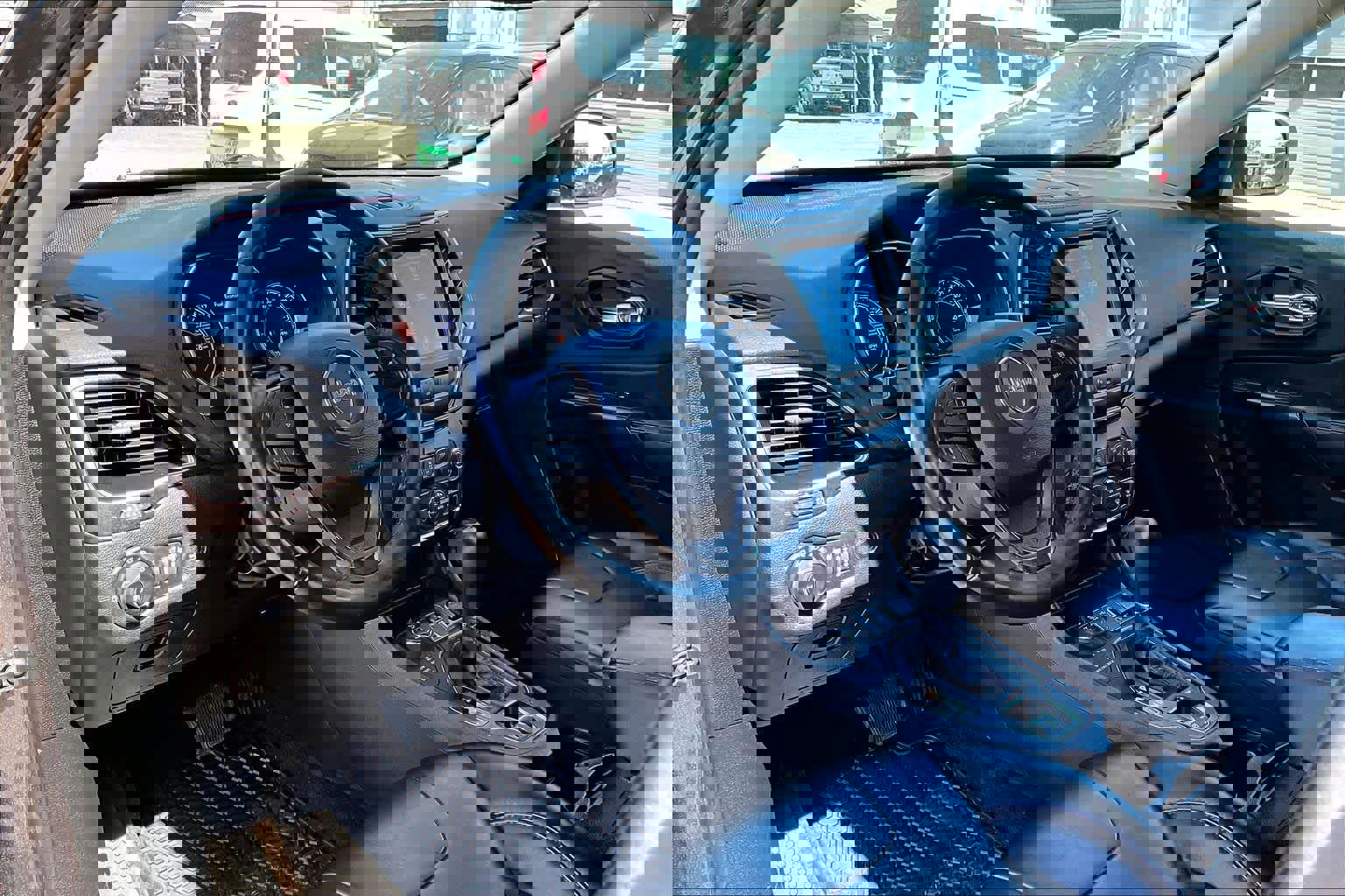 Used 2019 Jeep Cherokee Trailhawk w/ Comfort/Convenience Group AWD/4WD image 20