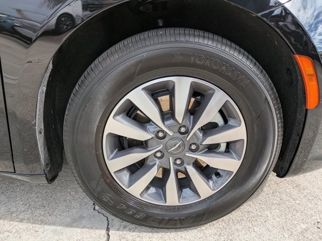 Used 2025 Chrysler Pacifica Select image 11