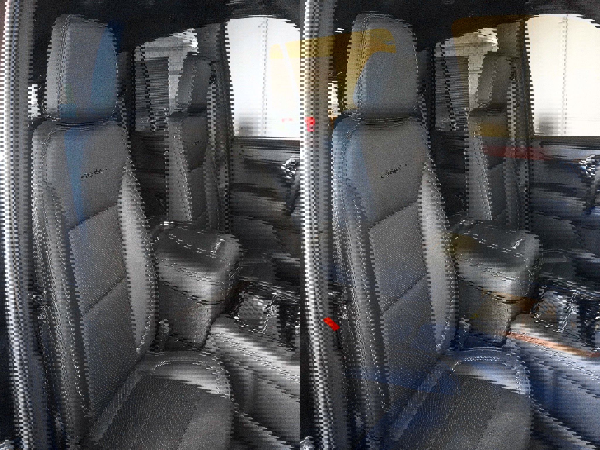 Used 2025 GMC Yukon Denali image 41