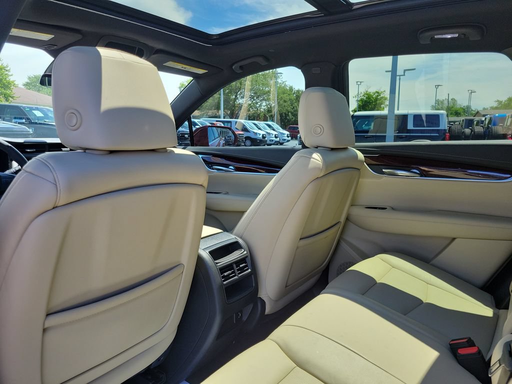 Used 2017 Cadillac XT5 Luxury w/ Driver Awareness Package AWD/4WD image 15