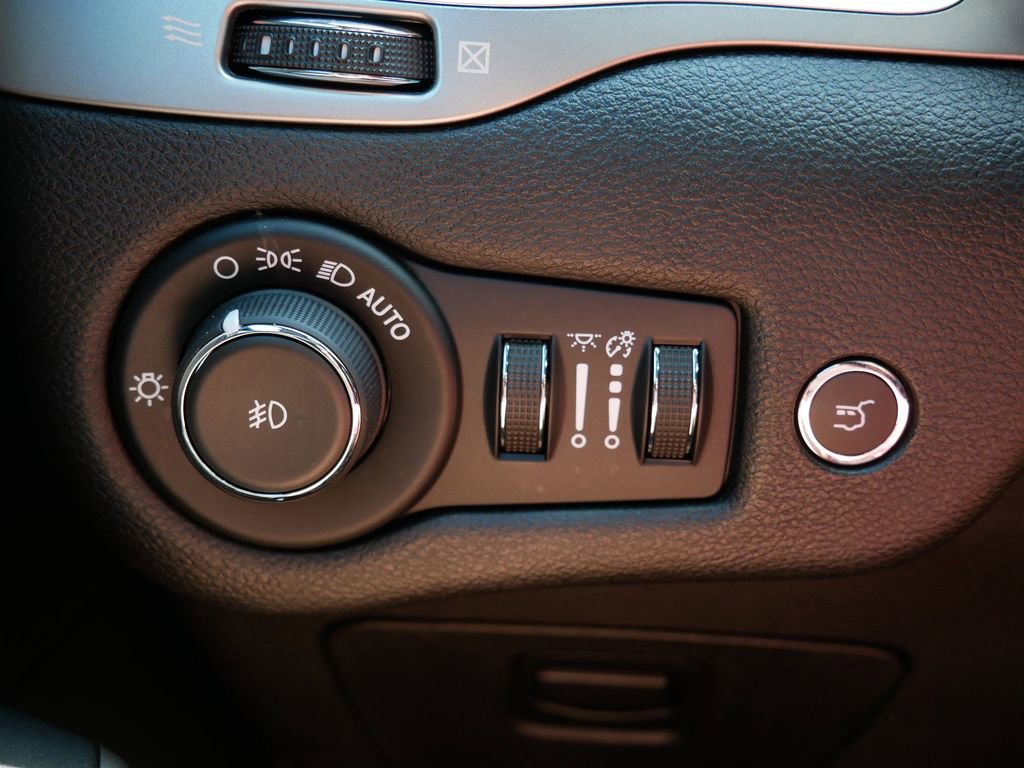 Used 2020 Jeep Cherokee High Altitude AWD/4WD image 16