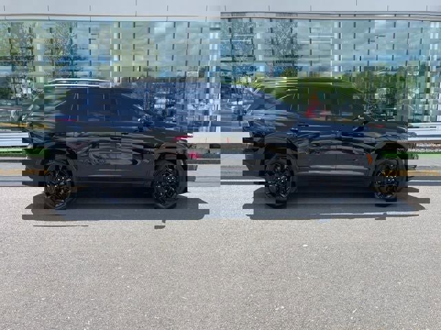 Used 2024 Chevrolet Traverse LT w/ Midnight/Sport Edition image 6