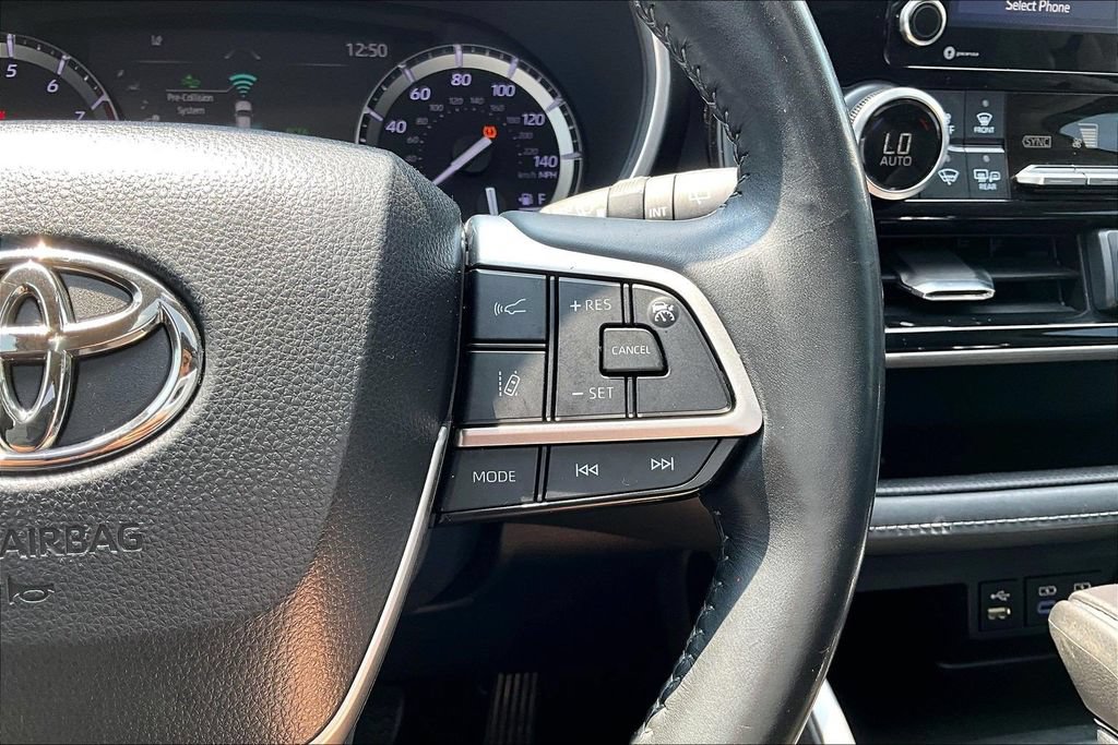 Used 2022 Toyota Highlander XLE FWD image 18