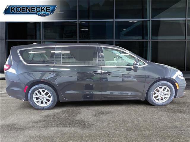 Used 2023 Chrysler Pacifica Touring-L image 2